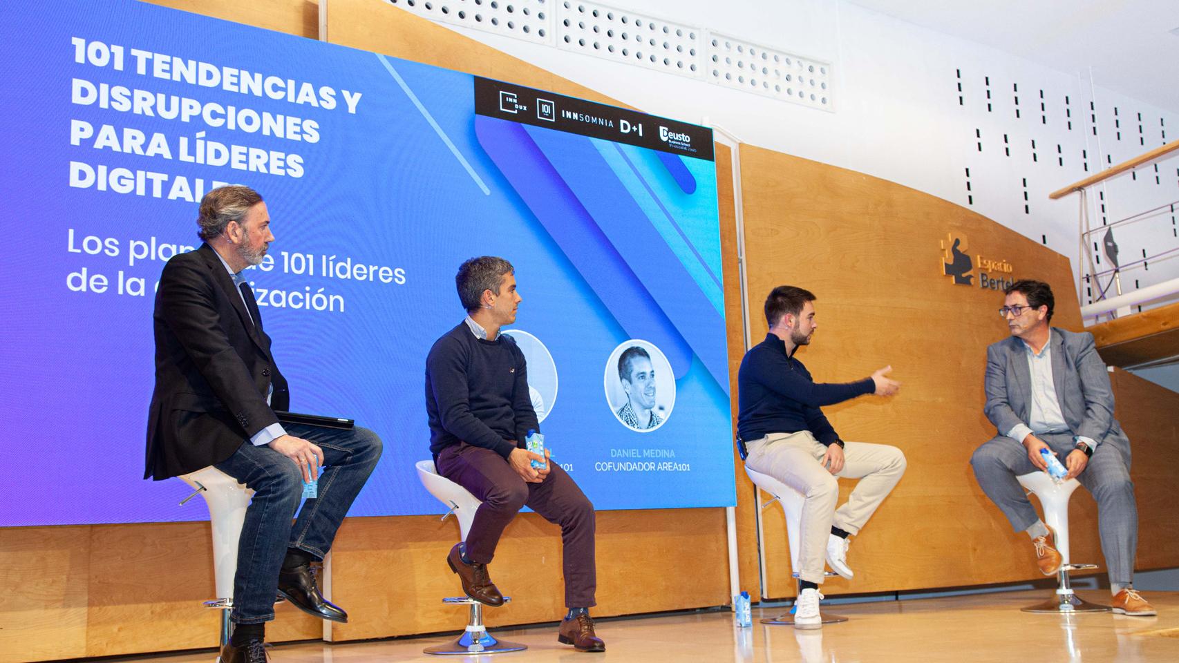 Paco Bree, director de los programas de innovación de Deusto Business School y CEO de Inndux; Cristian Ull y Daniel Medina, autores del libro '101 historias de innovación'; y Rafa Navarro, fundador de Inndux, durante la presentación de InnduxBox. FOTO: Mila Lafuente.