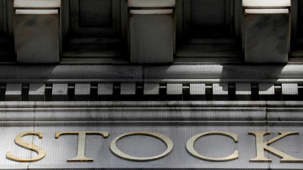 Detalle de la fachada del edificio de la Bolsa de Nueva York en Manhattan.