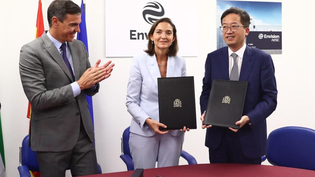 El presidente del Gobierno, Pedro Sánchez, aplaude la firma del protocolo de colaboración entre la ministra de Industria, Comercio y Turismo, Reyes Maroto, y el director ejecutivo global del Grupo Envision, Michael Ding.