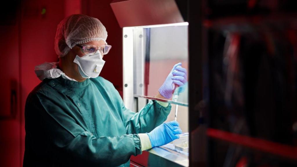 Un trabajador en el centro de I+D de GSK.