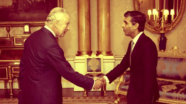 Carlos III recibe al nuevo líder del Partido Conservador, Rishi Sunak, en el Palacio de Buckingham.