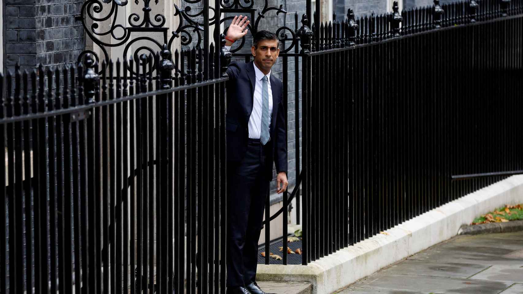 Rishi Sunak saluda desde el 10 de Downing Street.