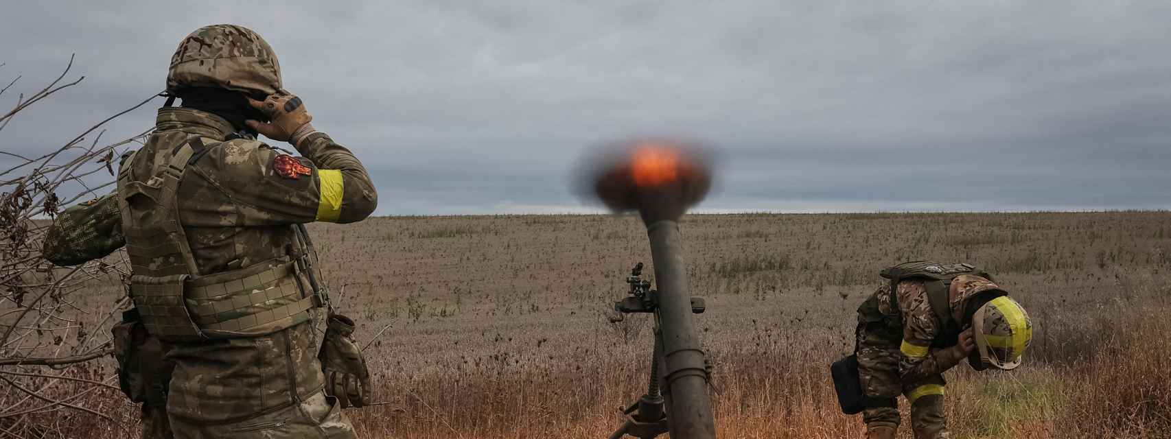 Soldados ucranianos disparan artillería en el frente de batalla.