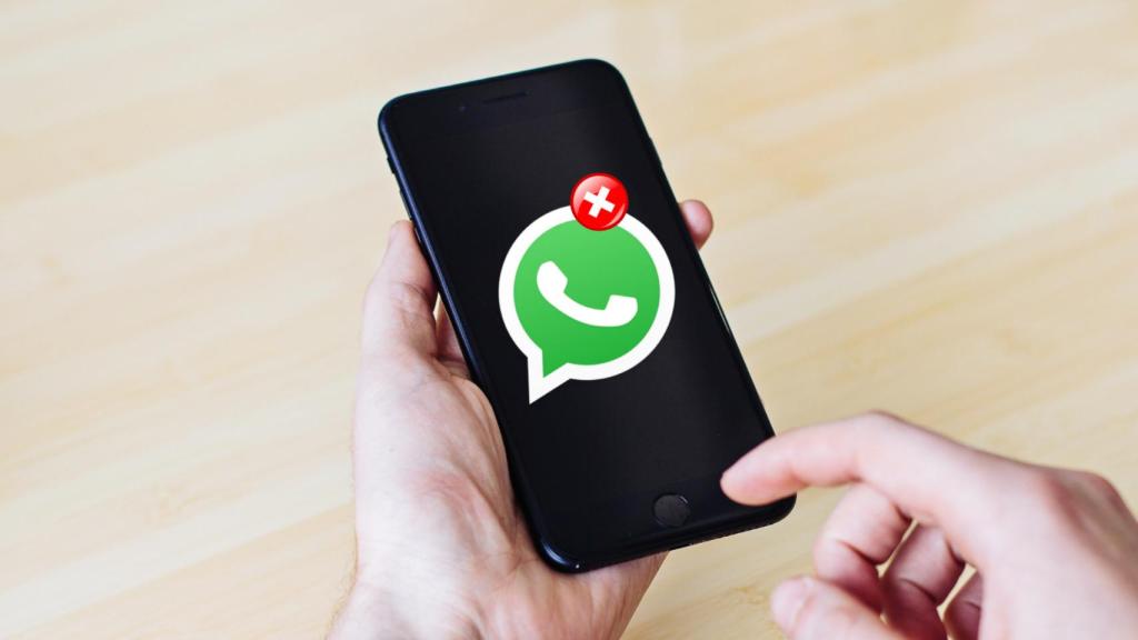 El logo de WhatsApp en un móvil.