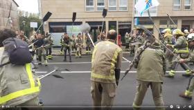 Protesta de bomberos forestales en la Xunta de Galicia