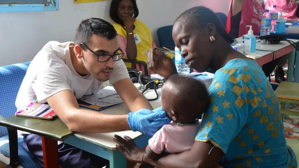 Un médico atiende a un niño en Senegal.