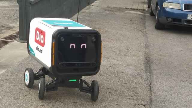 El robot de Goggo, tras recoger el pedido de Dia, circulando por las calles de Alcobendas.