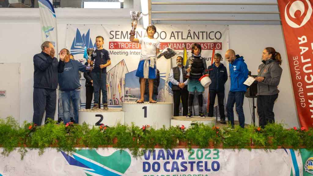 Paco Riveras, del Náutico de Vigo, en el podio en Viana do Castelo.