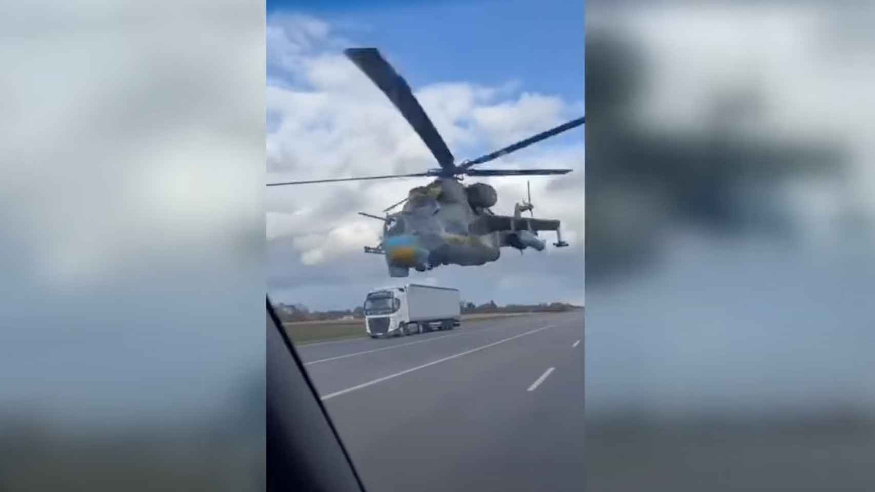 Captura del vídeo del helicóptero Mi-24 recorriendo la carretera.