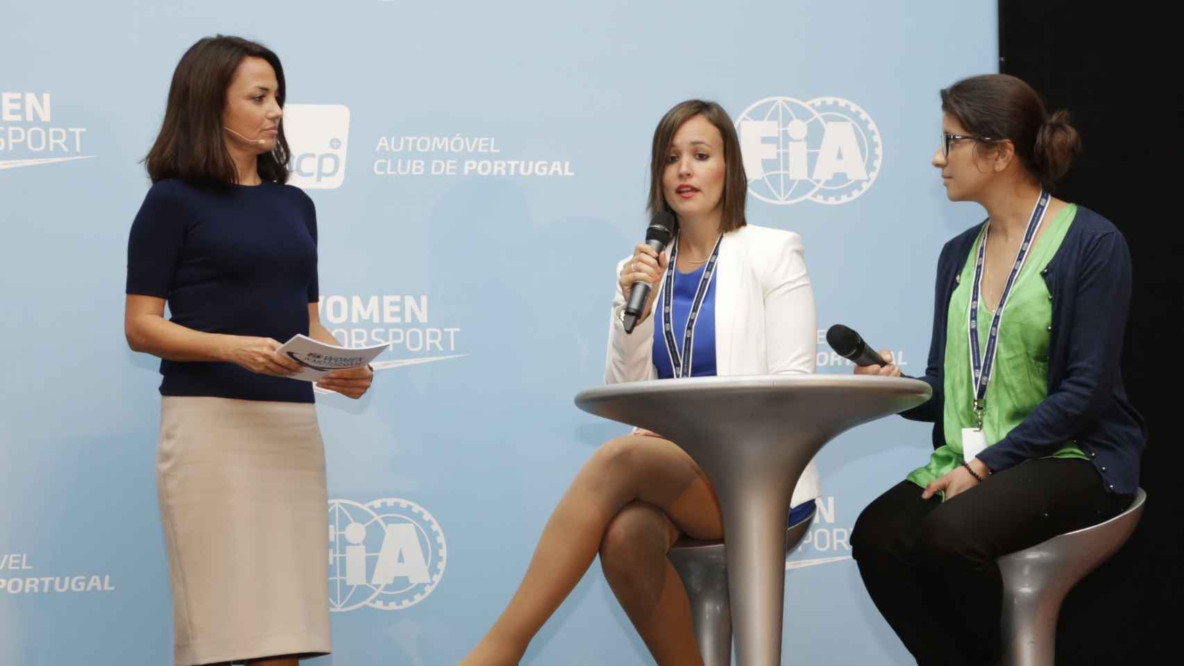 Silvia Bellot, en el centro, durante una conferencia de la FIA