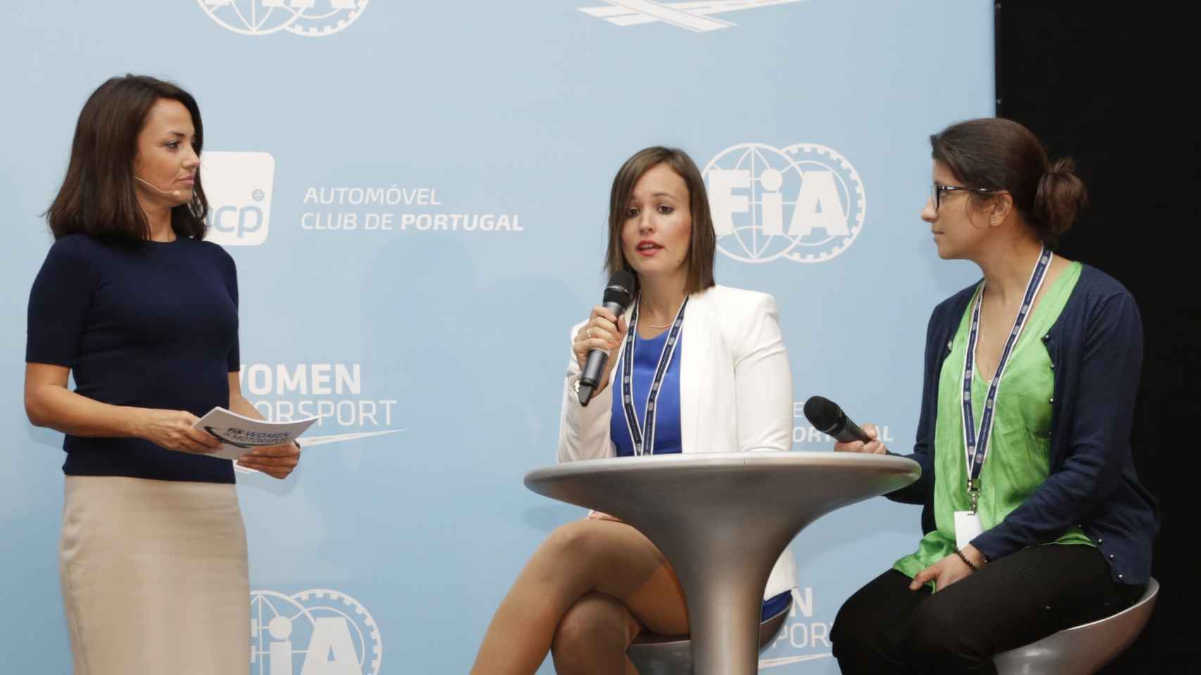 Silvia Bellot, en el centro, durante una conferencia de la FIA