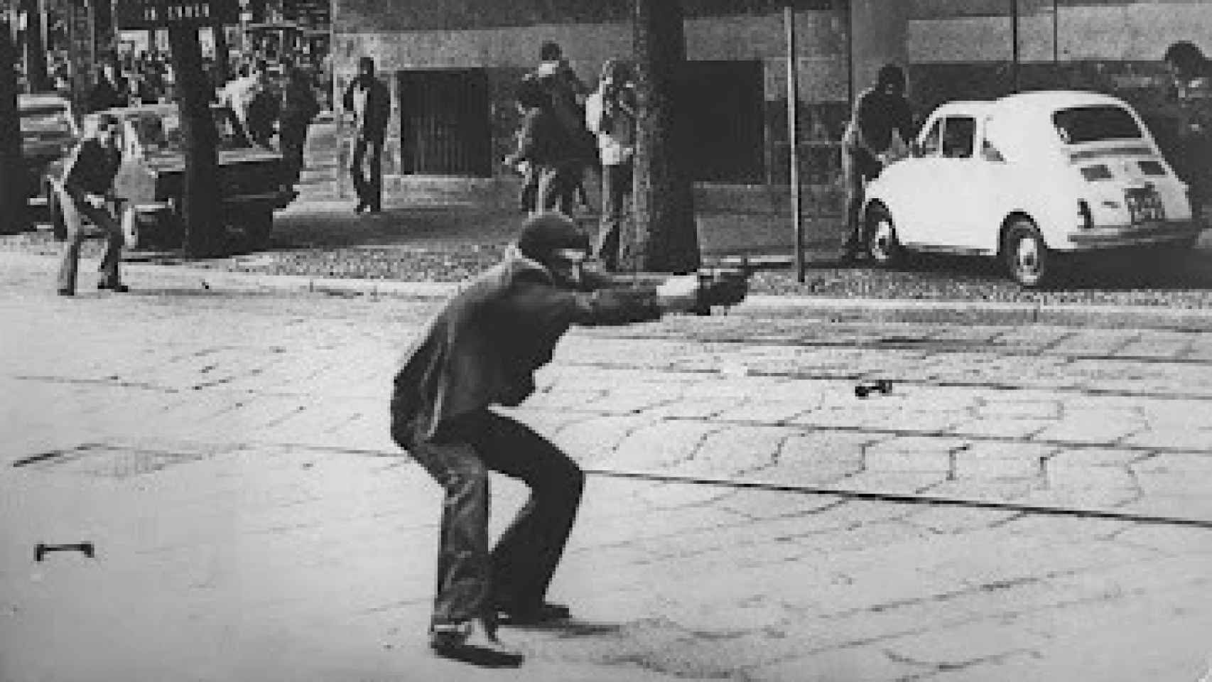 Un extremista de izquierda dispara contra la policía durante una manifestación de protesta en Milán en 1977. Foto: Paolo Pedrizzetti.