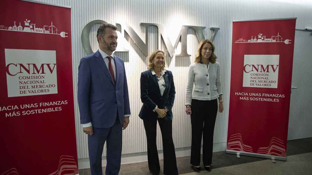Rodrigo Buenaventura, Nadia Calviño y Montserrat Martínez en un evento de la CNMV.