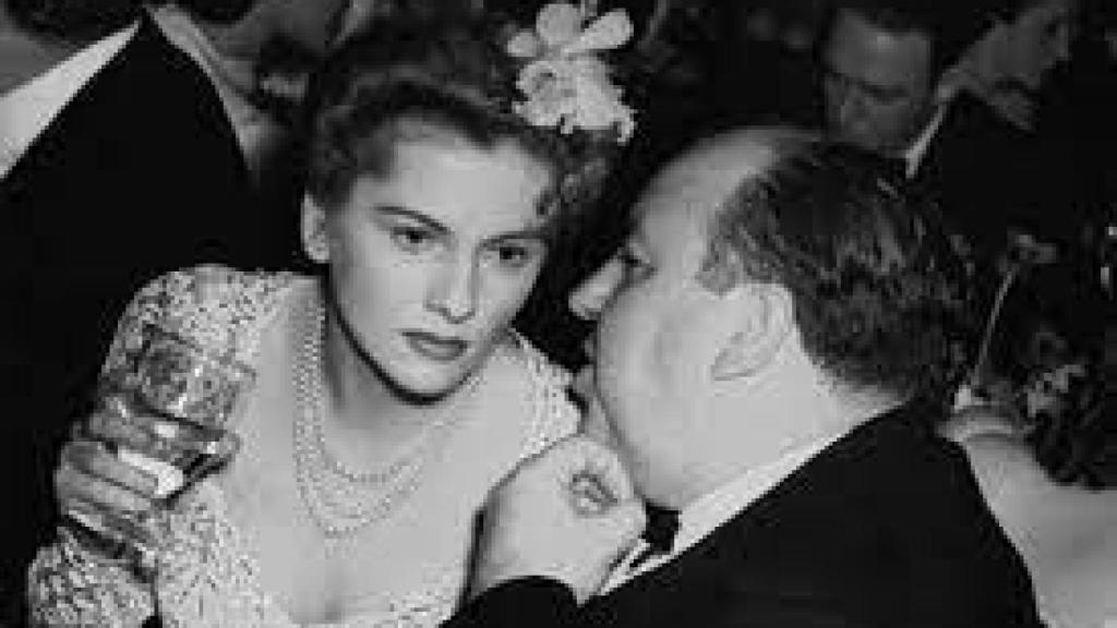 Alfred Hitchcock y Joan Fontaine en la gala de los Oscar por Rebeca.