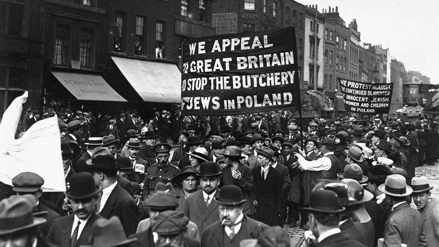 Judíos manifestándose en Reino Unido contra los pogromos de Polonia.