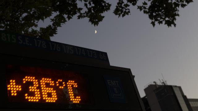 Un termómetro marca 36ºC durante una noche calurosa en Madrid este verano.