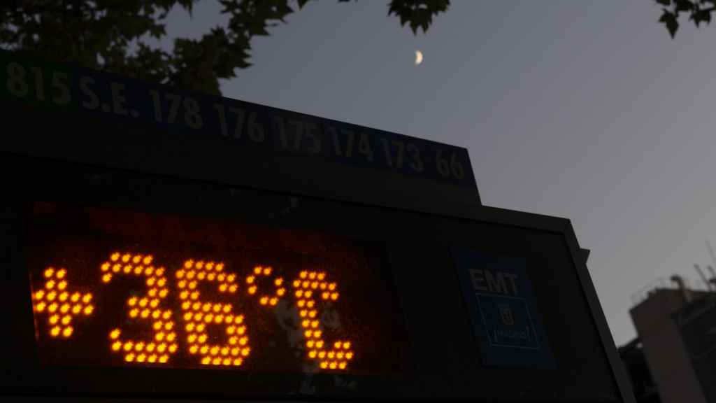 Un termómetro marca 36ºC durante una noche calurosa en Madrid este verano.