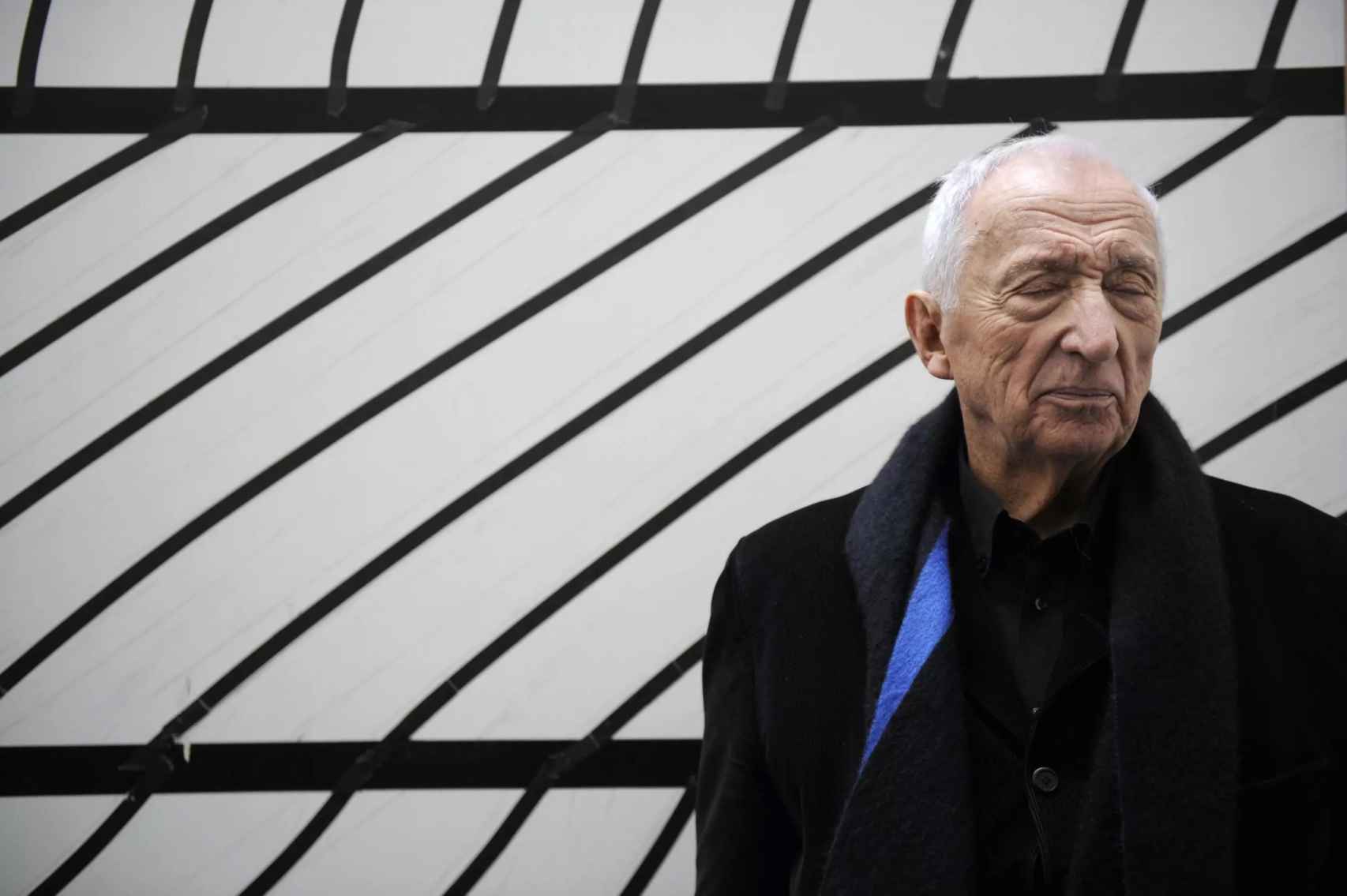 Pierre Soulages posa junto a una de sus obras. Foto: Anne-Christine Poujoulat / AFP Archivo