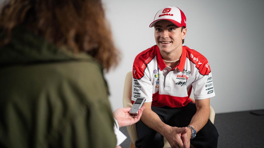 Izan Guevara, campeón del mundo de Moto3, durante su visita a EL ESPAÑOL.