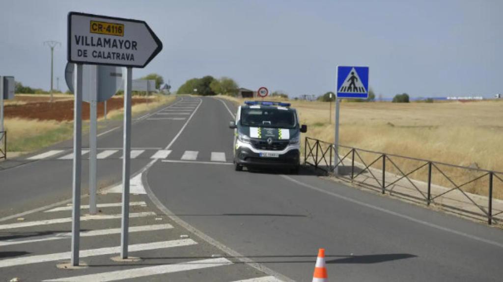 Los agentes cortan el tráfico en la carretera que comunica Argamasilla y Villamayor de Calatrava.