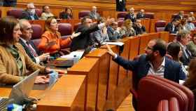 Procuradores socialistas durante el Pleno de las Cortes de Castilla y León