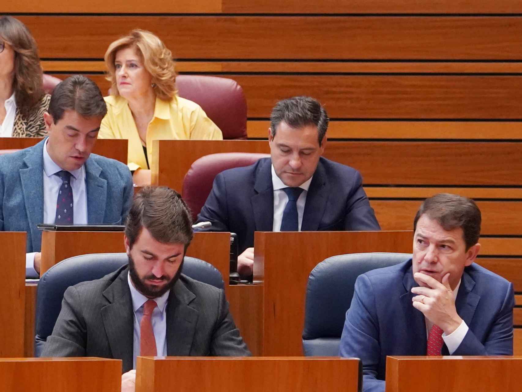 El vicepresidente de la Junta, Juan García-Gallardo, y el presidente, Alfonso Fernández Mañueco, este miércoles en el pleno de las Cortes.
