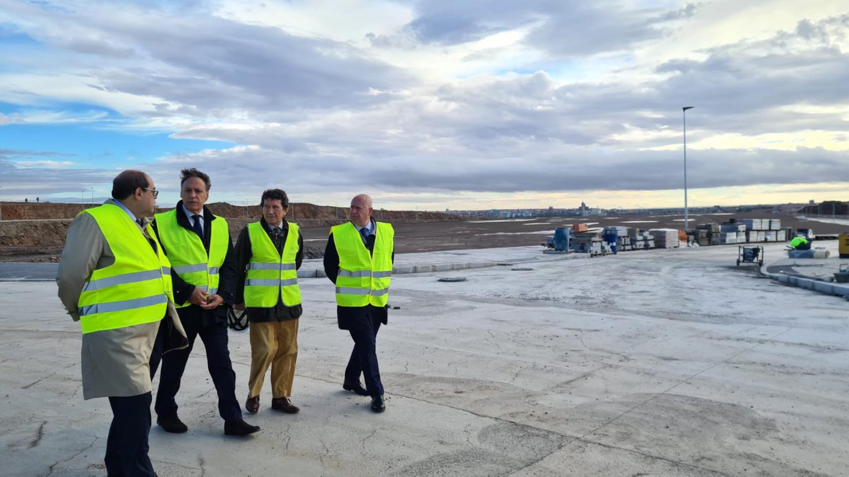 El alcalde de Salamanca visita las obras en el polígono de Peña Alta