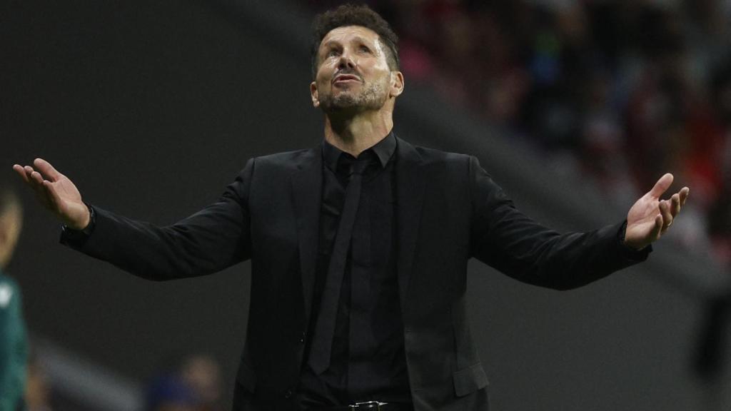 El 'Cholo' Simeone se lamenta tras un gol recibido por parte del Bayer Leverkusen