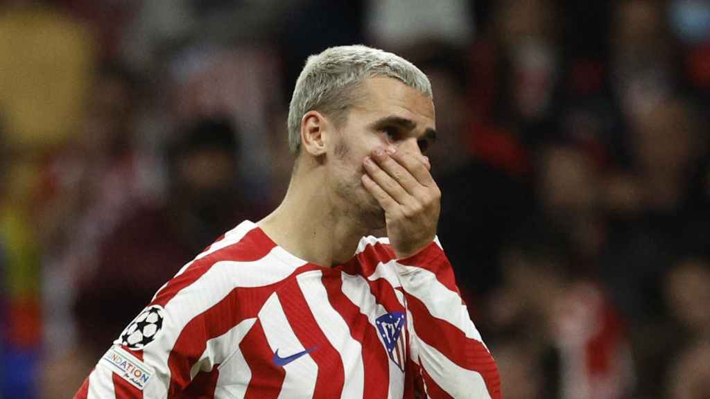 Antoine Griezmann, derrumbado tras la eliminación en Champions del Atlético de Madrid