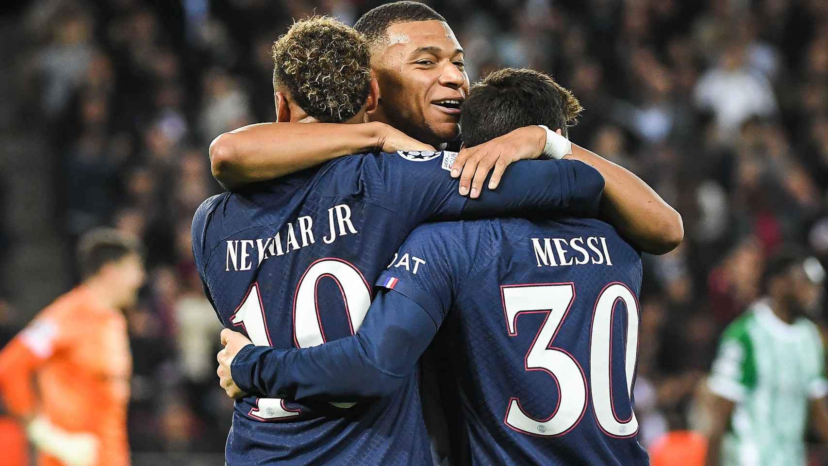 Abrazo entre los jugadores del PSG Mbappé, Messi y Neymar (MMN)