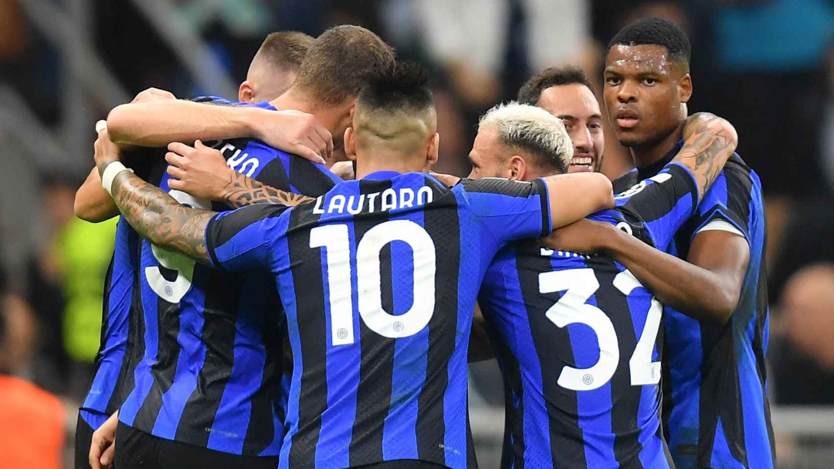 Piña de los jugadores del Inter de Milán para celebrar un gol en la Champions League 2022/2023