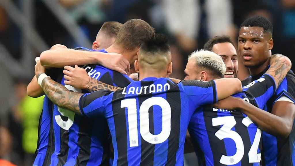 Piña de los jugadores del Inter de Milán para celebrar un gol en la Champions League 2022/2023