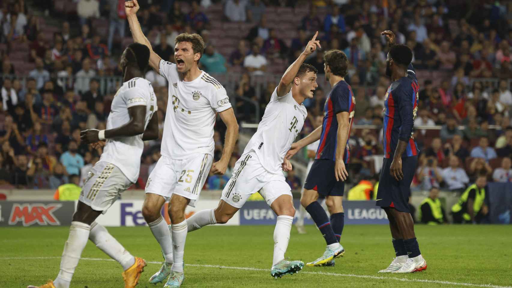 Gol de Pavard al Barça con Thomas Müller celebrándolo ante la grada del Camp Nou