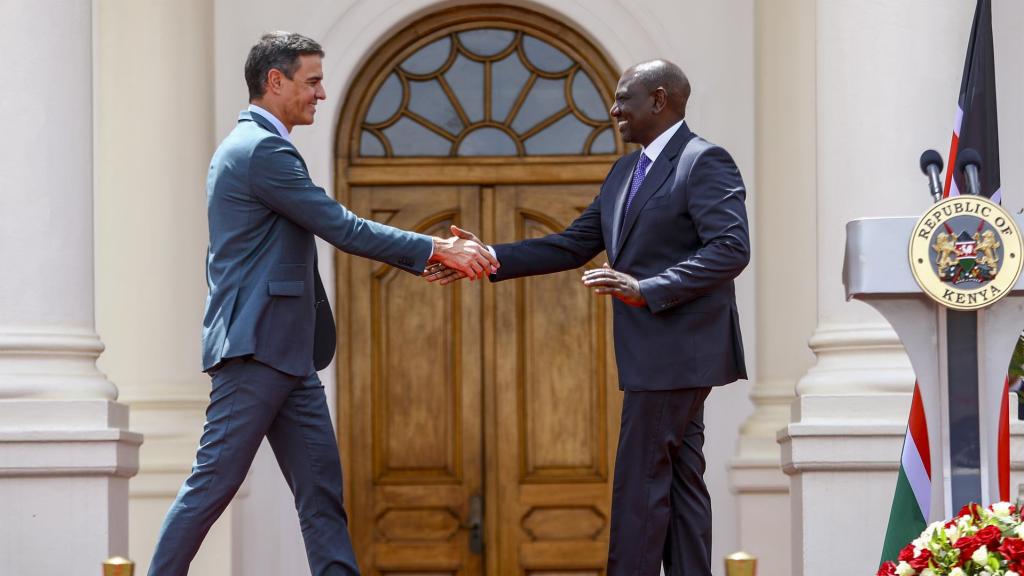 Pedro Sánchez saluda al nuevo presidente de Kenia, William Ruto, este miércoles durante su viaje oficial al país.
