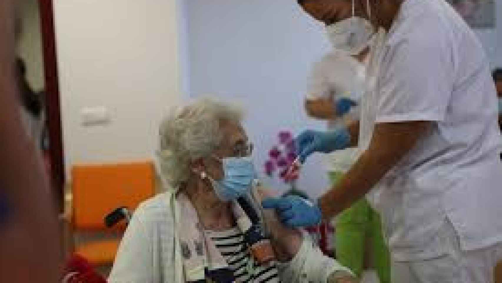 Imagen de archivo de la vacunación de una anciana durante la pandemia./