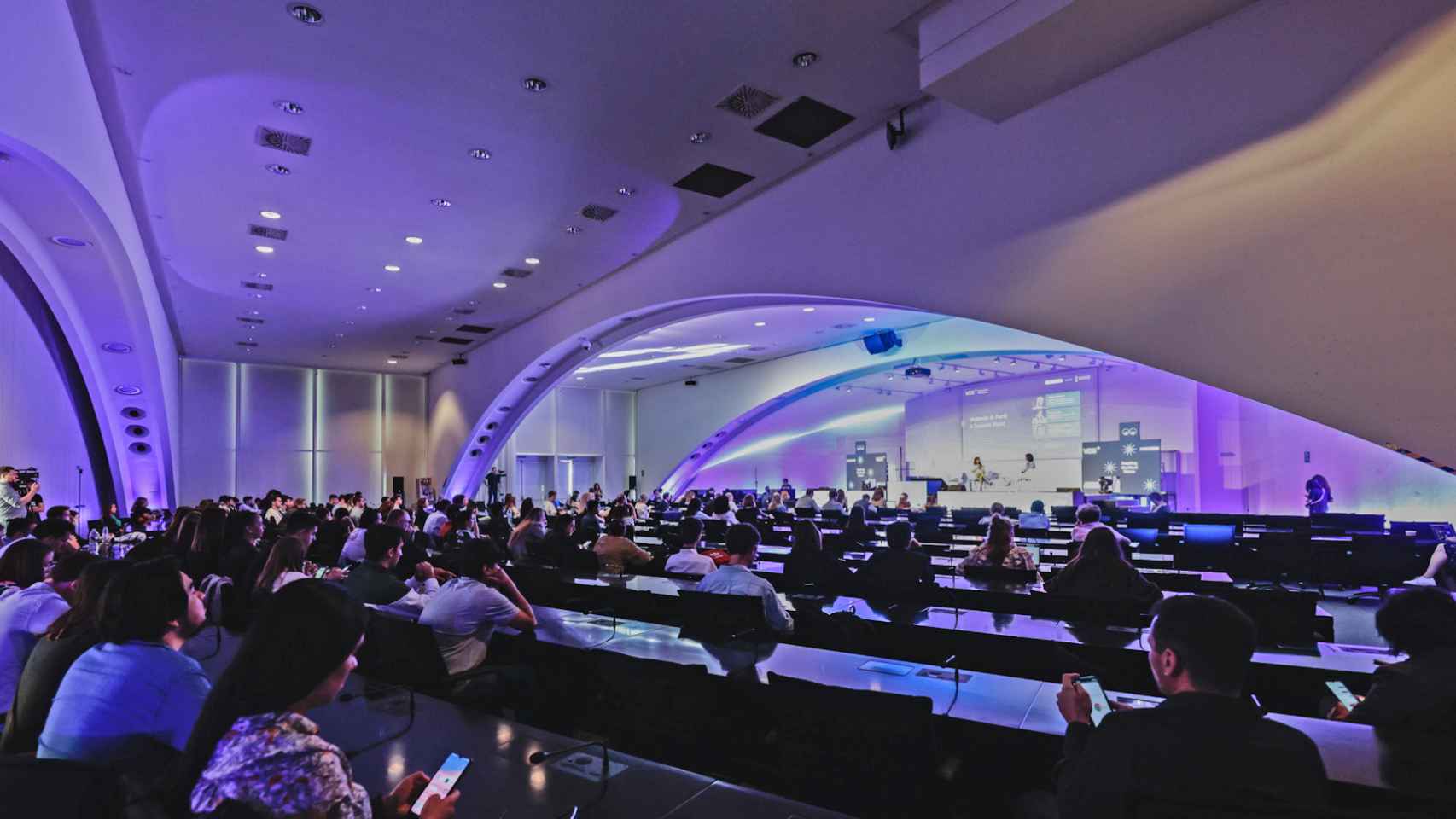 El público copa el escenario principal de Valencia Digital Summit en la pasada edición del evento tecnológico internacional.