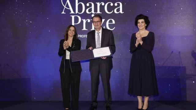 Silvia Calzón, secretaria de Estado de Sanidad; Philippe J. Sansonetti, ganador del segundo 'Abarca Prize'; y Elena Abarca, vicepresidenta de HM Hospitales.