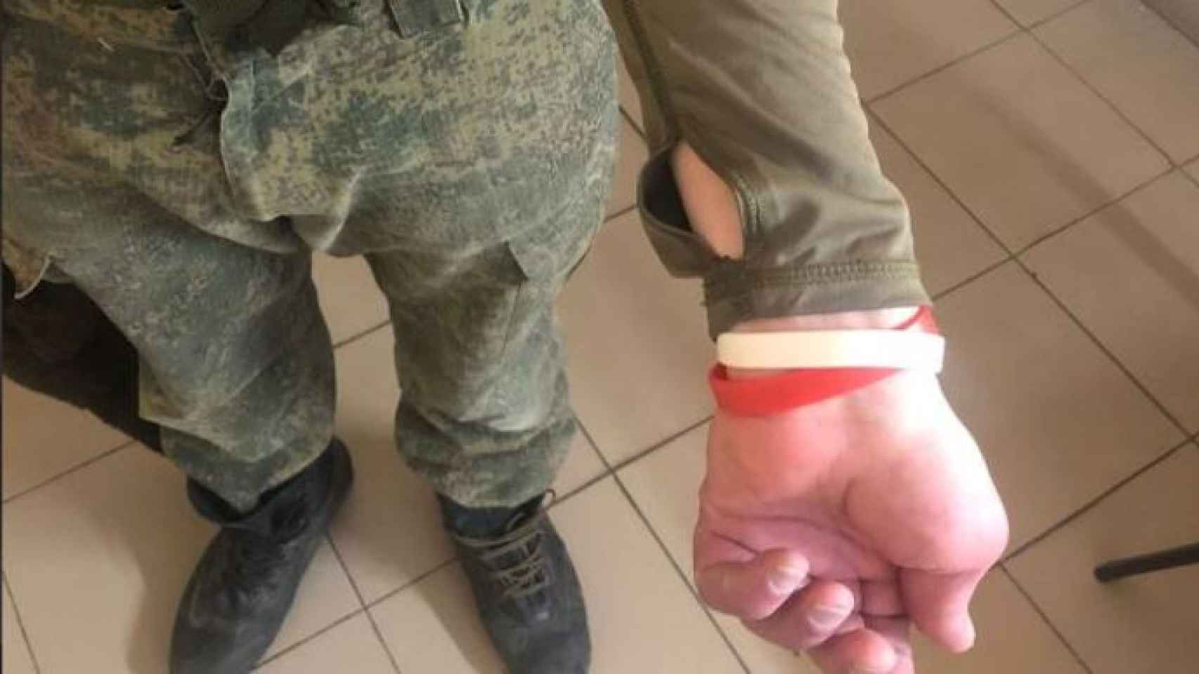Un soldado con VIH porta una pulsera para identificarlo con la enfermedad.