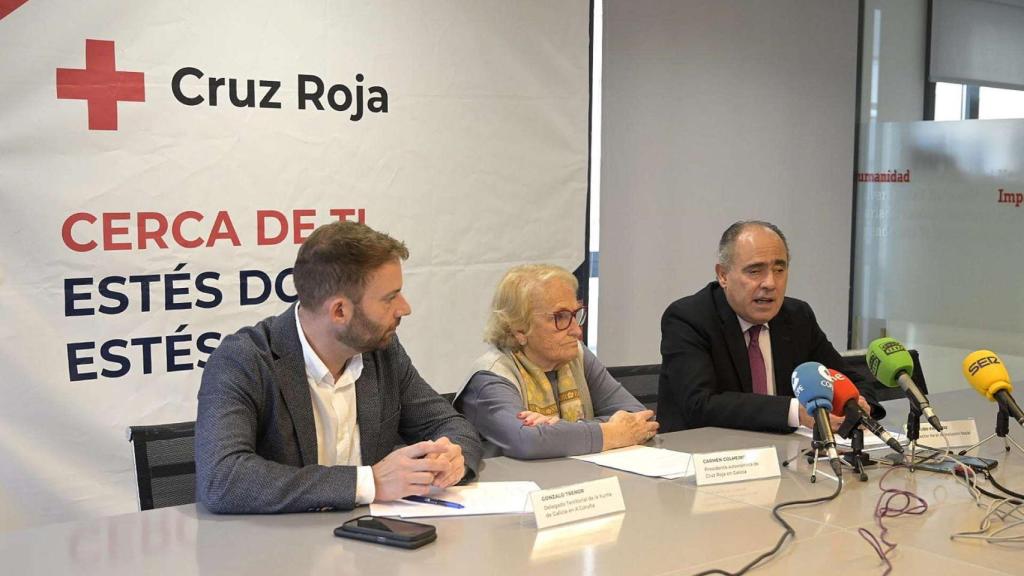 El director xeral de Inclusión Social, Arturo Parrado, acompañado deldelegado territorial de la Xunta en A Coruña, Gonzalo Trenor, y lapresidenta autonómica de Cruz Roja en Galicia, Carmen Colmeiro.