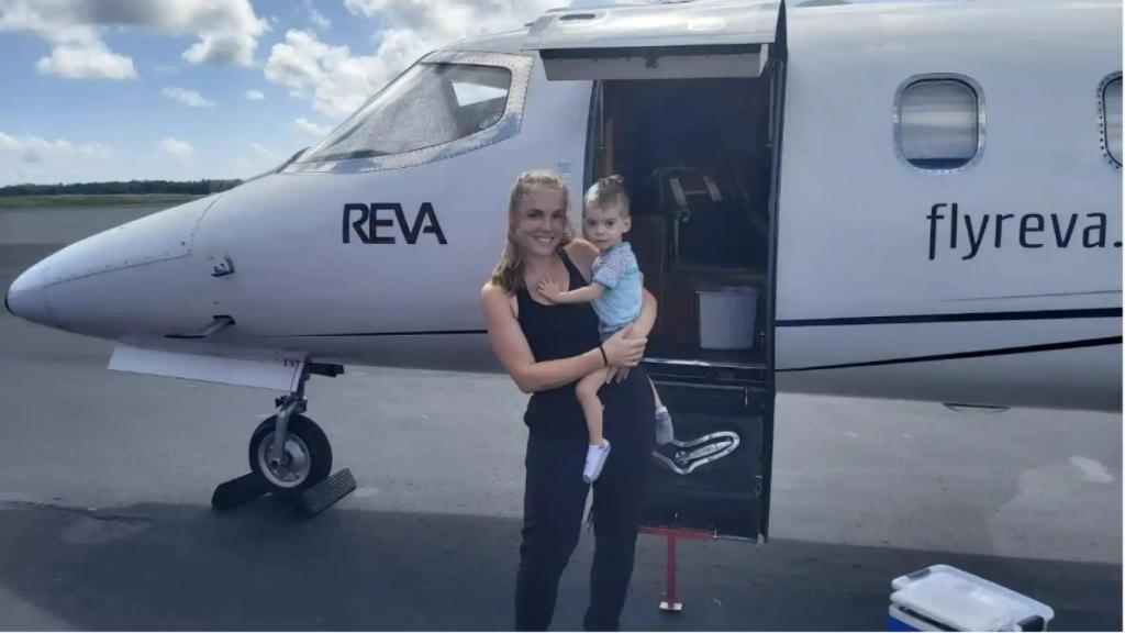 Oliver junto a su madre, Lena, antes de embarcarse hacia Barcelona.