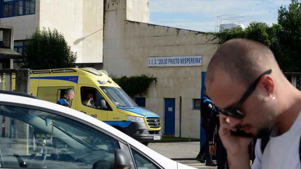 Una ambulancia frente al instituto de Educación Secundaria ‘Julio Pierto Nespereira’ de Ourense, donde ha fallecido un joven.