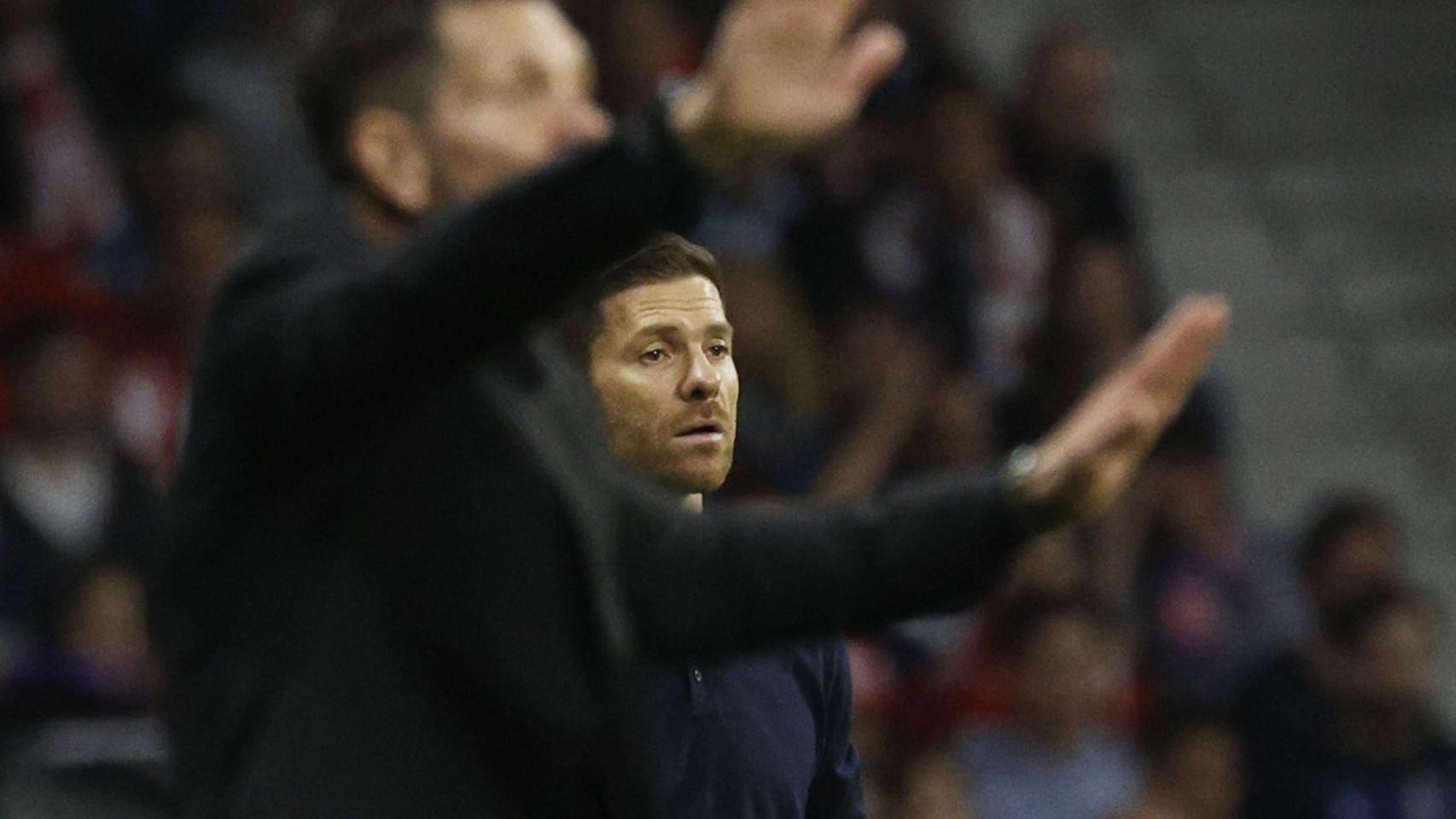 Xabi Alonso, tras la figura de Simeone durante el Atlético-Bayer Leverkusen