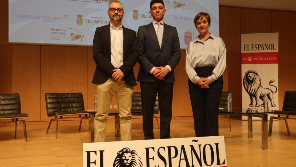 El periodista de EL ESPAÑOL-Noticias de Castilla y León, Jesús I. Fernández; el presidente de Berkeley, Francisco Bellón del Rosal; y la directora del periódico, Silvia García