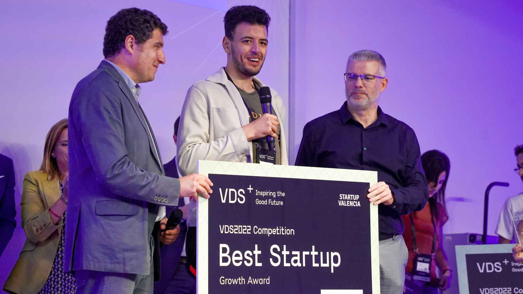 Nacho Mas y Juan Luis Hortelano entregan el premio a la startup Deliveres Ai, ganadora en la categoría Growth.