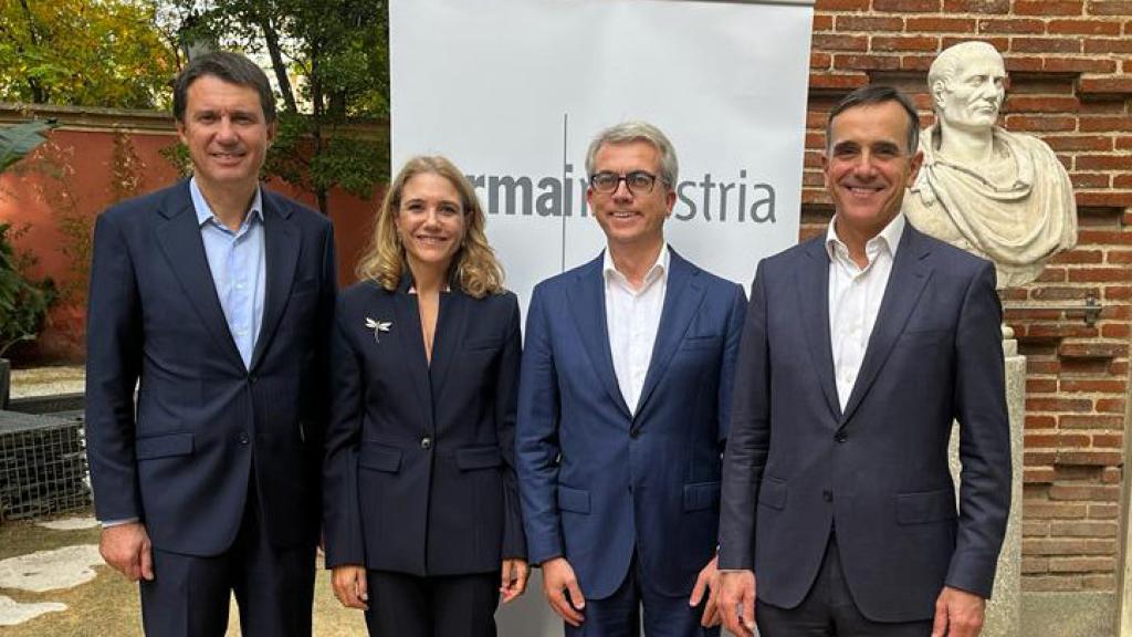 Juan López-Belmonte, presidente saliente de Farmaindustria; Ana Bosch, secretaria de los Órganos de Gobierno; Jesús Ponce, nuevo presidente de Farmaindustria; y Juan Yermo, director general de Farmaindustria.