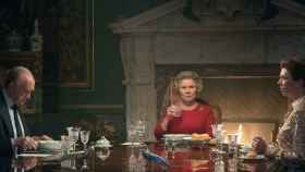 Jonathan Pryce, Imelda Stauton y Lesley Manville en 'The Crown'.