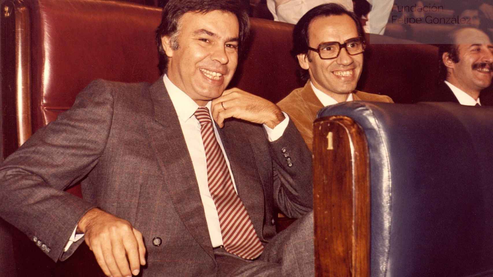 Felipe González y Alfonso Guerra durante la sesión de investidura.