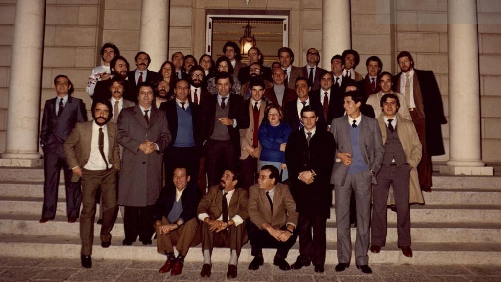 Felipe González posa con los periodistas que cubrieron la campaña electoral del PSOE para la foto de familia.