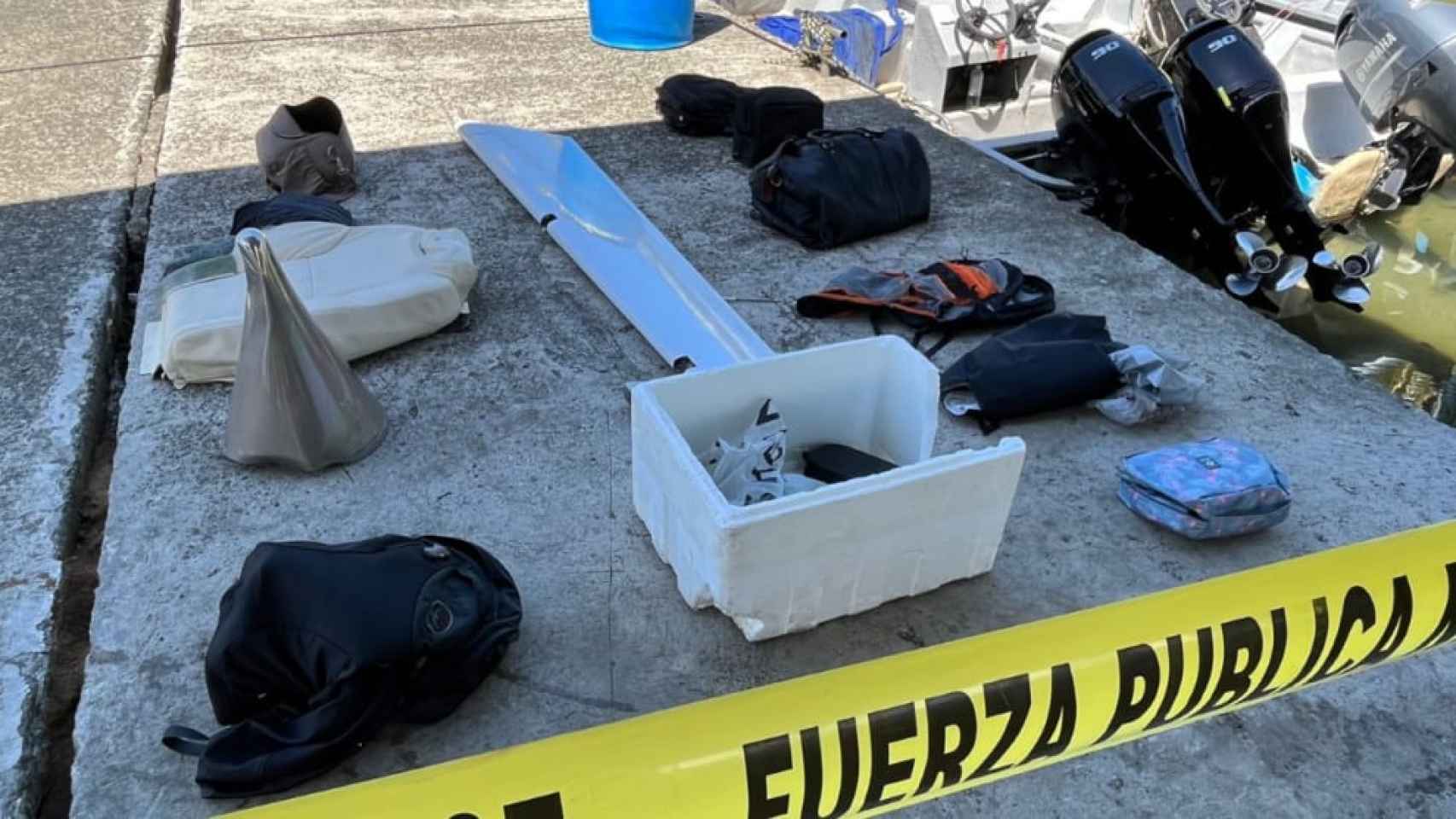 Trozos de equipaje y del fuselaje del avión recuperados por las autoridades de Costa Rica.