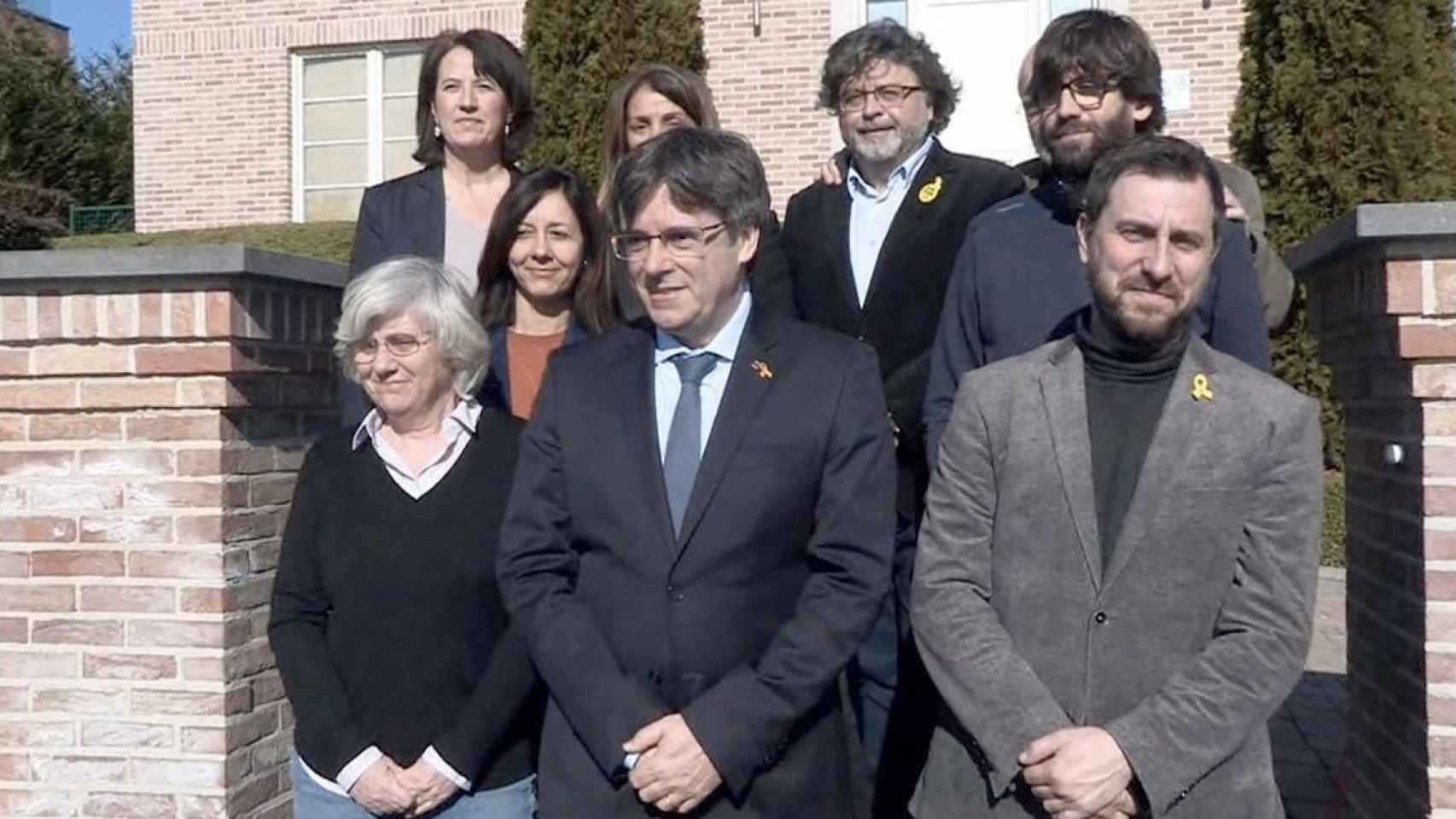 Carles Puigdemont (c), flanqueado por Toni Comín y Clara Ponsatí, junto a otros dirigentes independentistas.